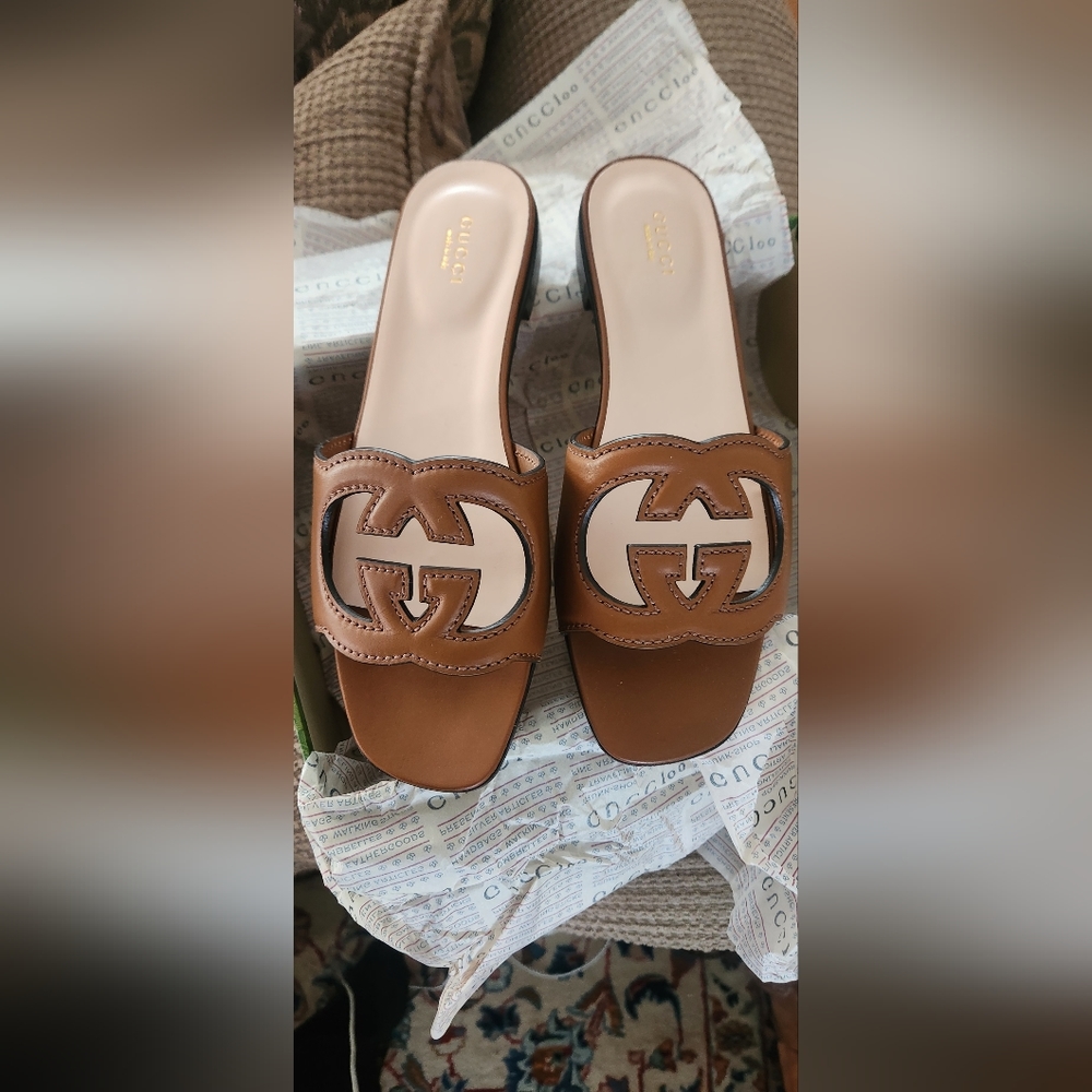 Gucci INTERLOCKING GG CUT-OUT SLIDE SANDAL